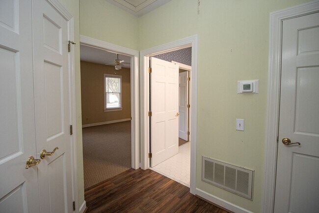 Building Photo - 2220 Montclair Dr