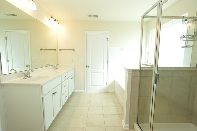 Building Photo - Modern 4BR 3.5BA w/ Updated Kitchen + Screened Porch + Wraparound Island in Bryton