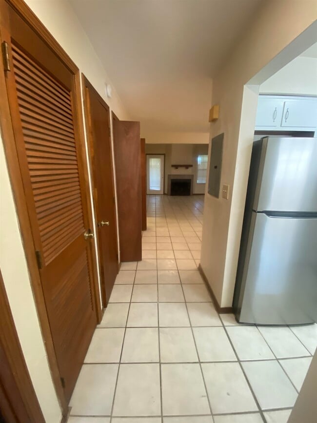 Building Photo - 1102 Greentree Ct