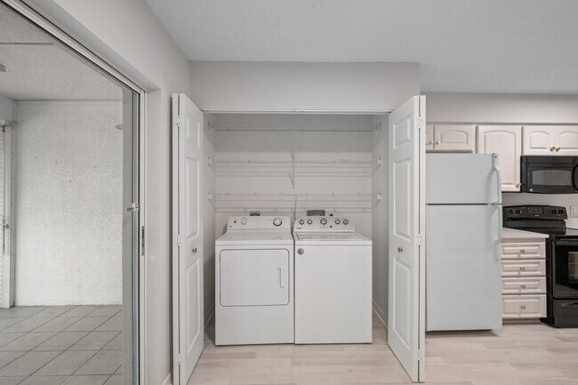 Building Photo - 2 bed + den 2 bath condo, just 2.5 miles from the beach!