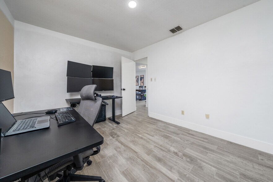 Building Photo - 10737 Larissa St