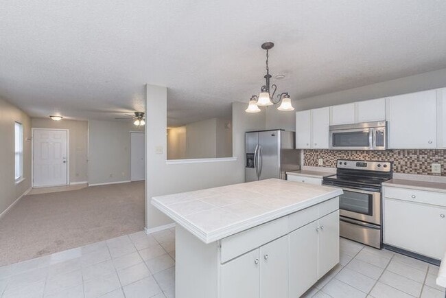 Building Photo - Sweet 3 Bedroom 2 Full Bath in Wayne Township