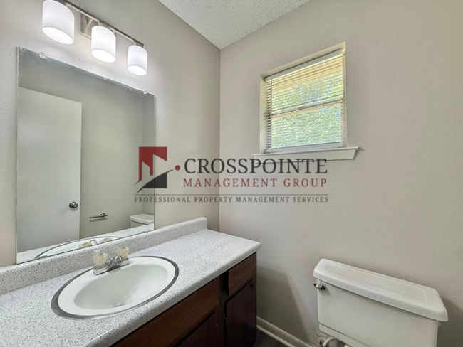 Building Photo - 2 Bedroom 1.5 Bathroom Triplex in Tyler!