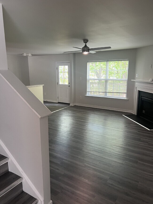 Building Photo - Spacious 6-Bedroom Home with 3 Bathrooms i...