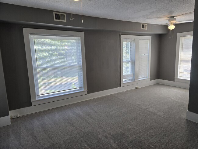 Building Photo - 3936 Mercier St