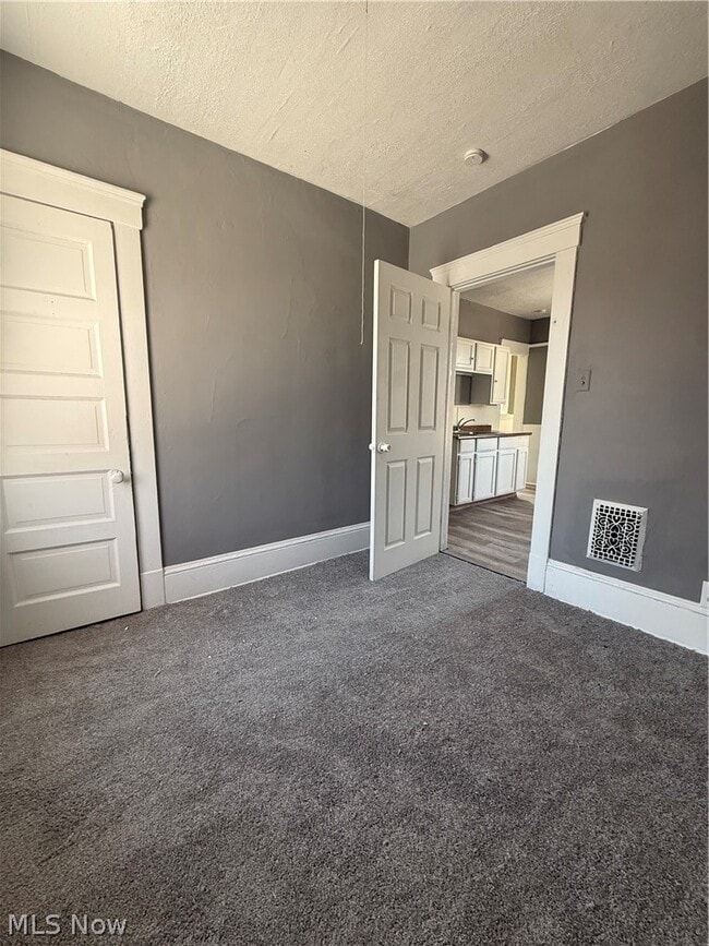 Building Photo - 10527 Earle Ave