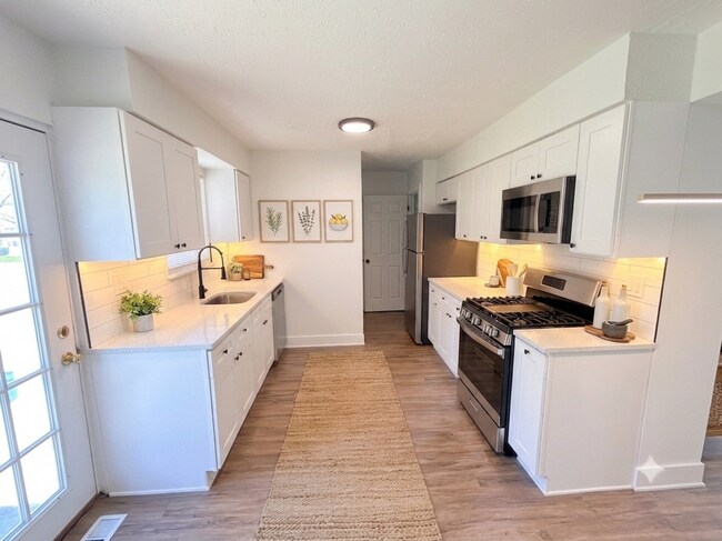 Building Photo - Available September 1 – Renovated 3BR Townhome with 2,400 Sq. Ft. in Joliet!