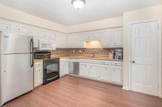 Building Photo - Desirable Brentwood Trace 2 Bedroom Townho...
