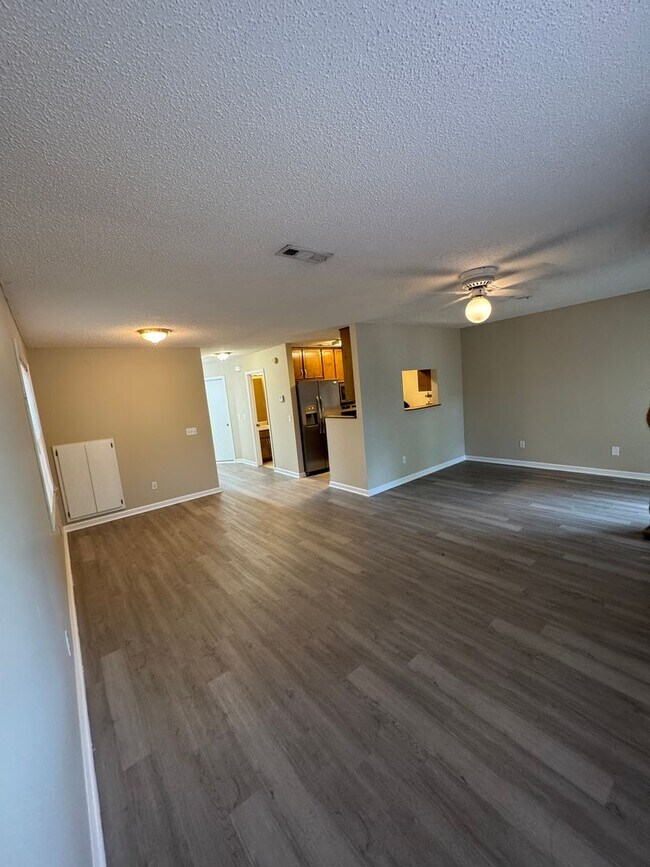Building Photo - 127 Pineridge Dr