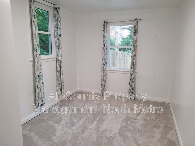 Building Photo - 5606 Roberts Dr