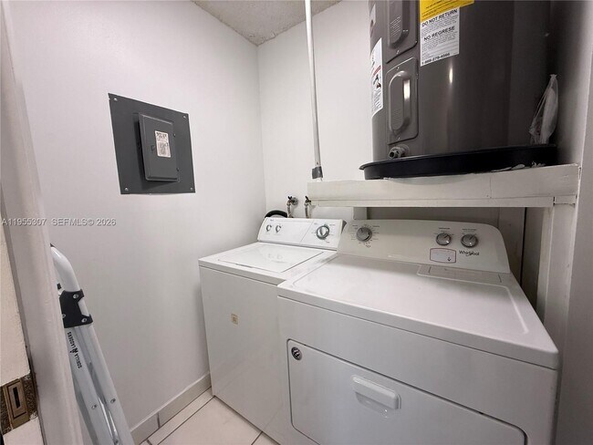 Building Photo - 825 Egret Cir