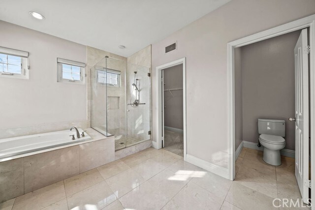 Building Photo - 6 Petria