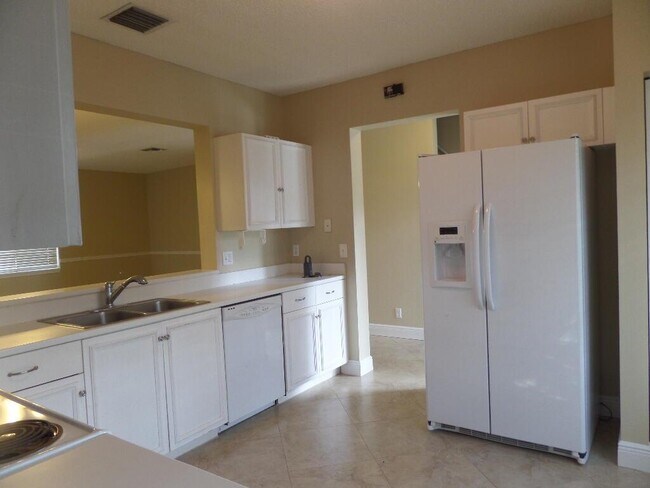 Building Photo - 9661 Santa Rosa Dr
