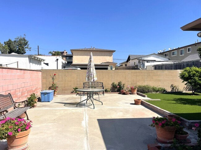 Building Photo - Charming 3-Bedroom Home with Modern Upgrad...