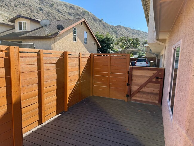 Building Photo - West Ventura 1+1 bedroom unit with a 2 car...