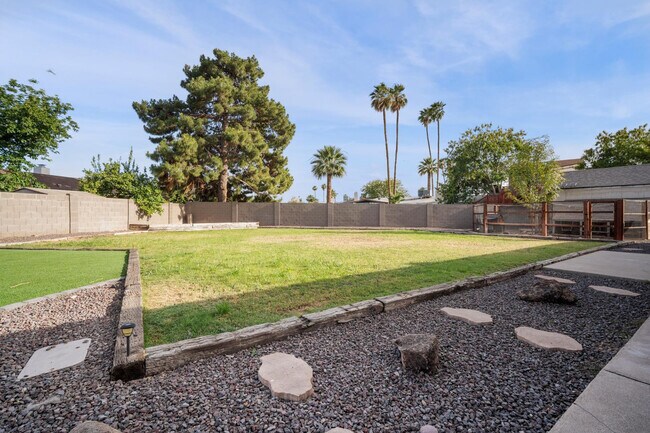 Building Photo - 4515 W Shaw Butte Dr