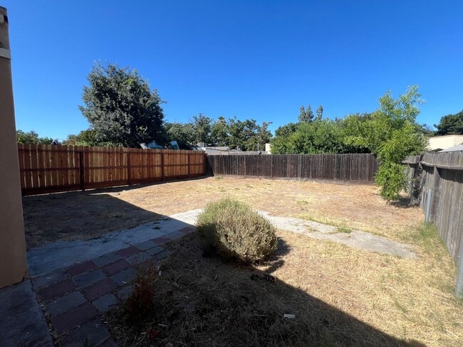 Building Photo - Single story 3 bedroom with two car garage!