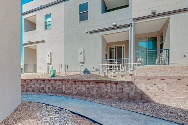 Building Photo - 4571 Villa Loma Ln NE