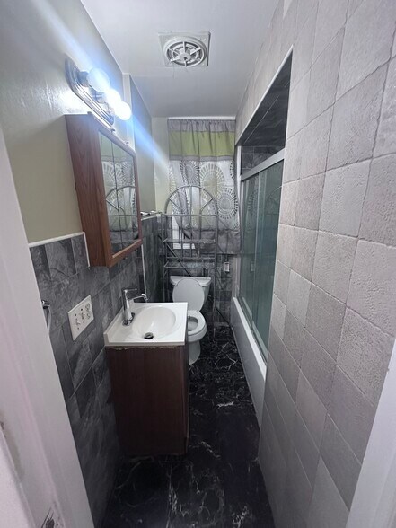 Building Photo - 95 E Clifton Ave