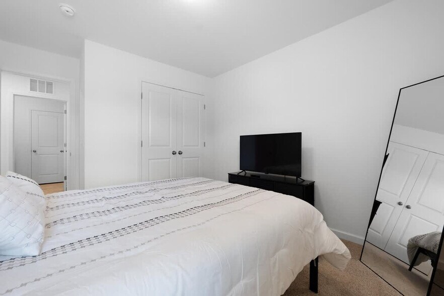 Building Photo - 2 Saltford Ln