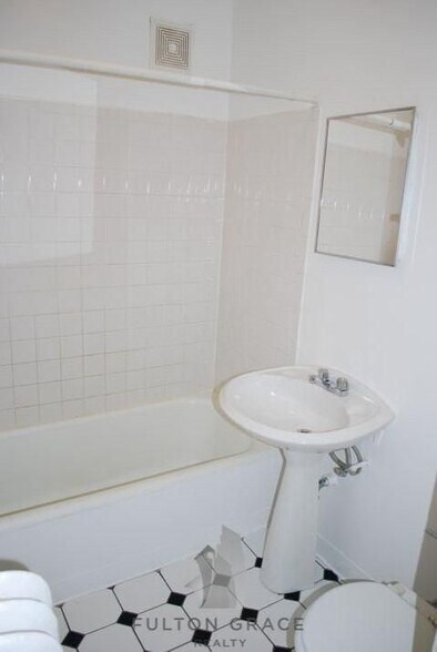 Building Photo - 1317 W Estes Ave