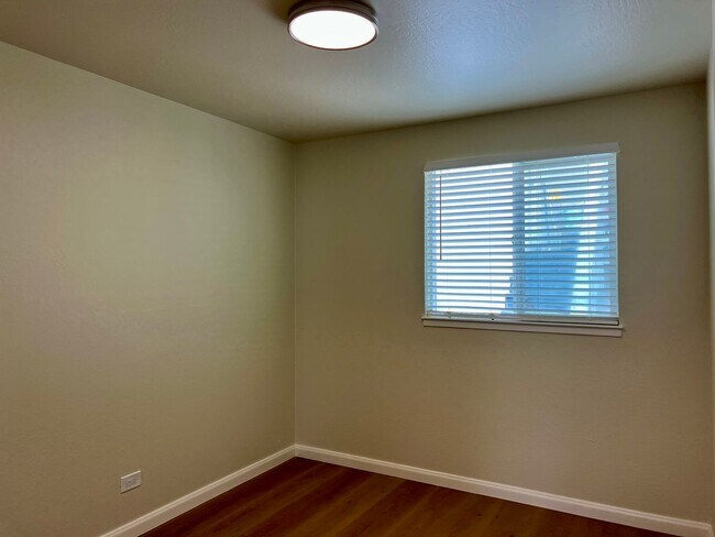 Building Photo - Light, bright & all NEW inside. Beautiful upgrades in this naturally bright 2 bd, 1 ba unit with ...