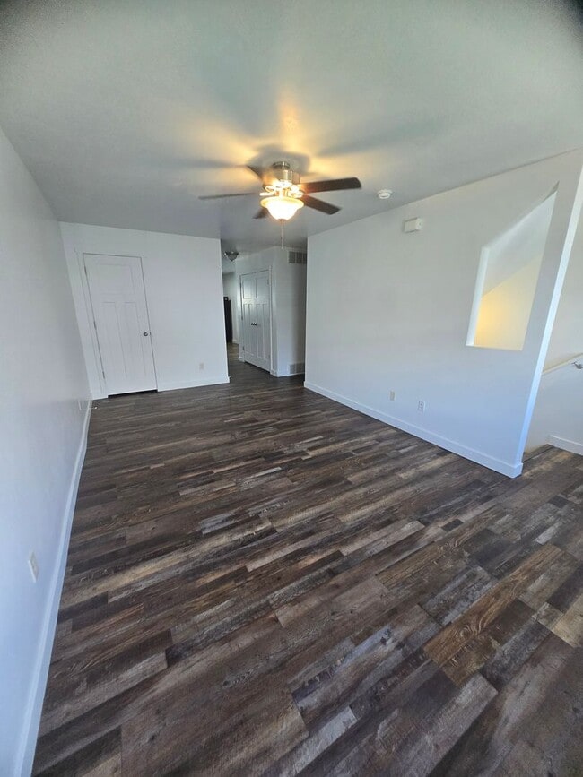 Building Photo - 3 Bed 2 Bath Townhouse for Rent!