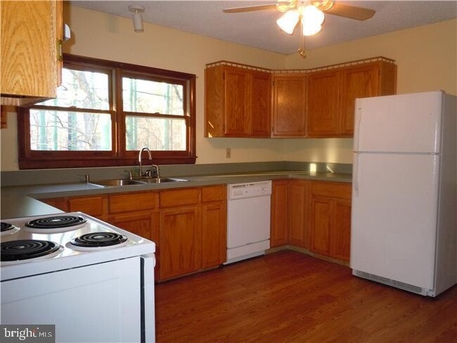 Building Photo - 742 Cherry Ave