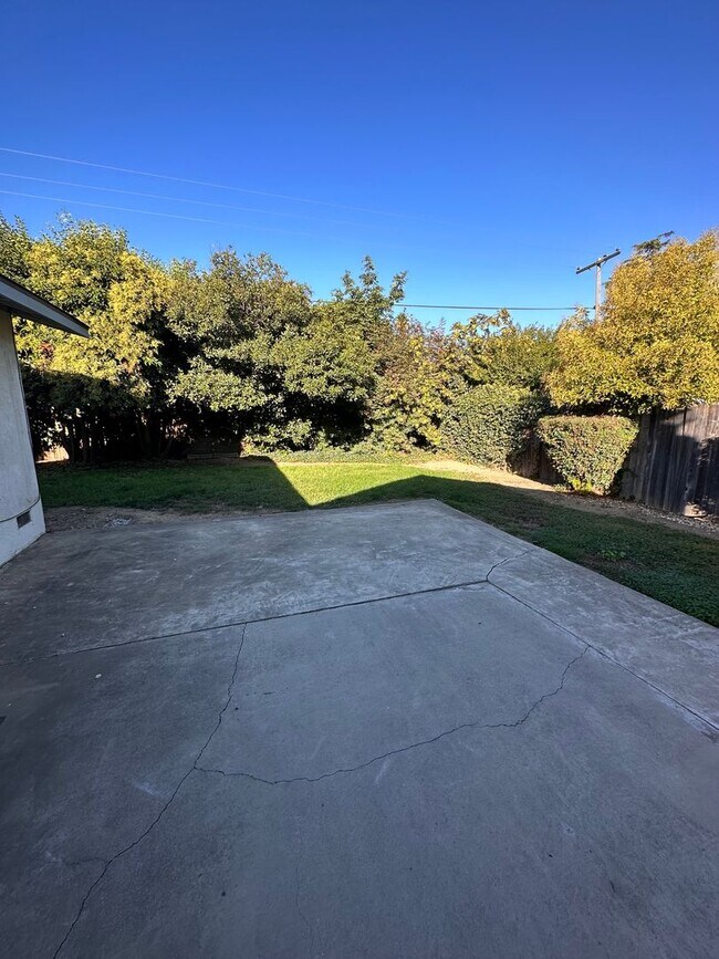 Building Photo - 2701 Blackburn Dr