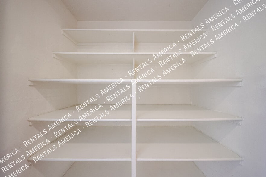 Building Photo - 1140 N Cambridge St