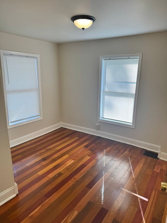 Building Photo - 3 bedroom, 1 bath, 2 story half double house