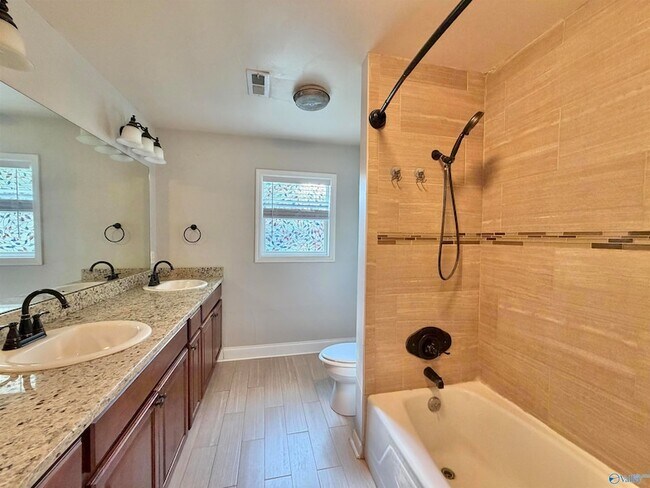 Building Photo - 2110 Fernbrook Dr NE