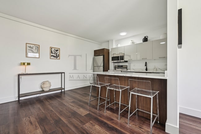 Building Photo - Modern 1 Bed in Andersonville: Hosting Ready with Luxe Kitchen