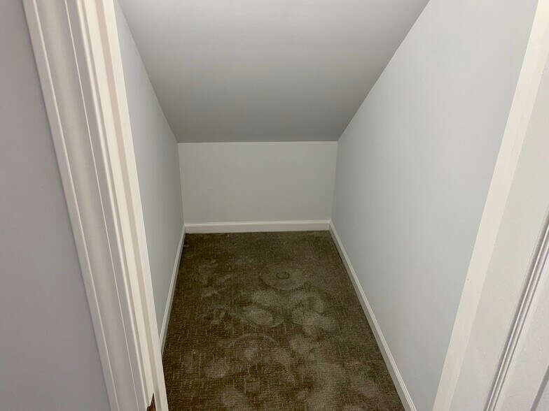 Closet - 2058 W Hutchinson St