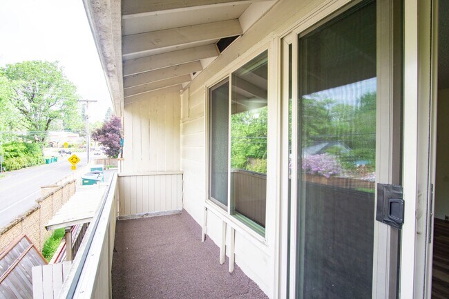 Building Photo - Spacious Top Flr 2Bdr Flat, W/D Hk-Up, D/W...