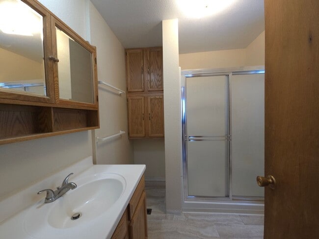 Building Photo - Nice house with a huge garage