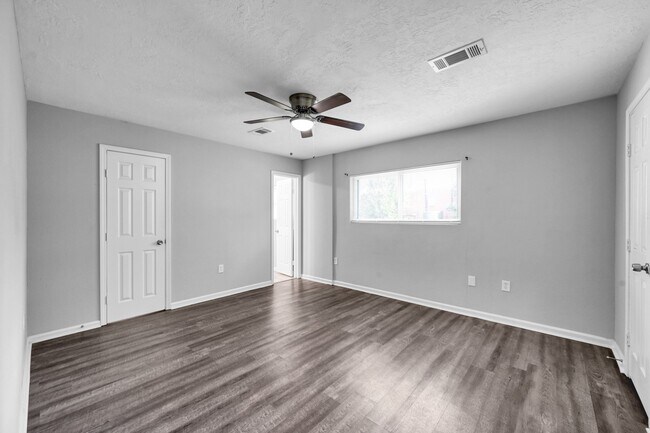 Building Photo - 4 Little John Ln