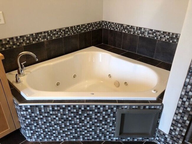 Building Photo - Urban Lofts unit! - PRE-LEASE FOR AUGUST 2026