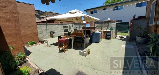 Building Photo - Unique Studio, w/Large Fenced Patio, All U...