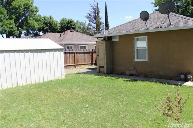 Building Photo - Charming 2 Bed, 2 Bath Home with Private D...