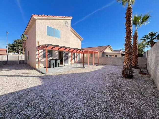 Building Photo - Stunning 5 bedroom, 2.5 bathroom home