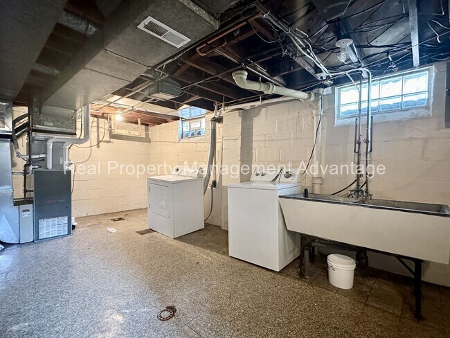 Building Photo - 1596 Albany St