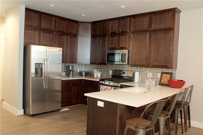 Building Photo - 1575 Brooks Ave