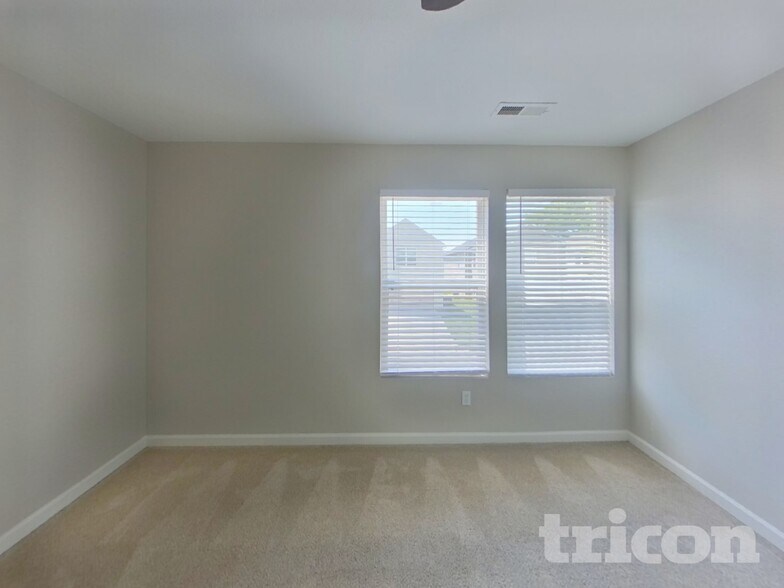 Building Photo - 758 Sinclair Dr