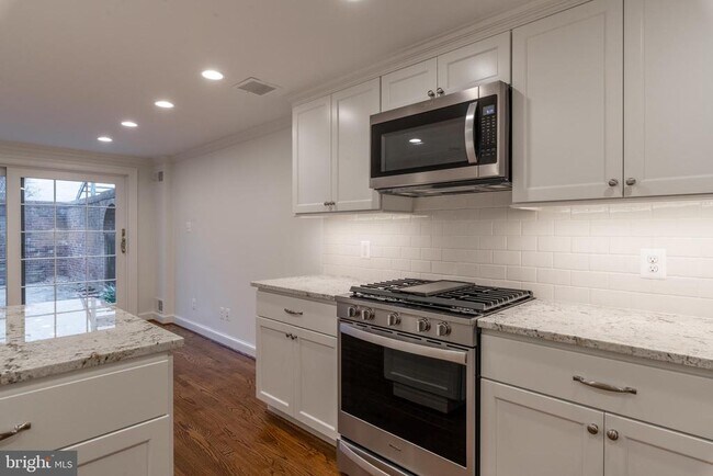 Building Photo - 511 Wilkes St