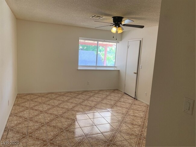 Building Photo - 716 Round Table Dr