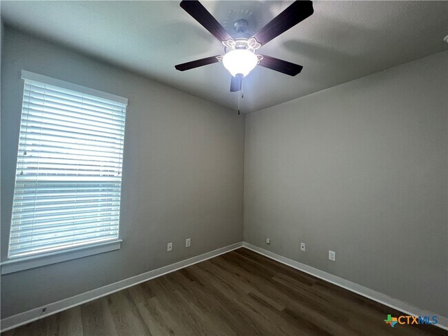 Building Photo - 1119 Creekside Orchard