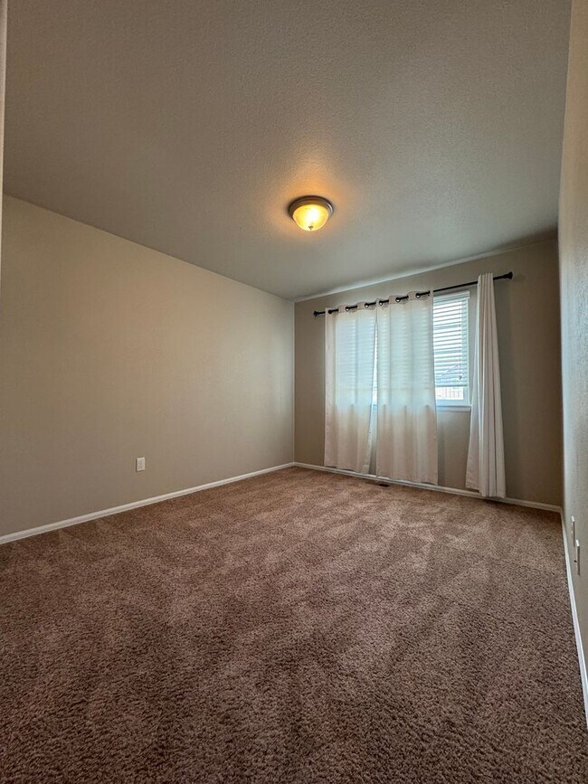 Building Photo - Great House in Rigden Farms