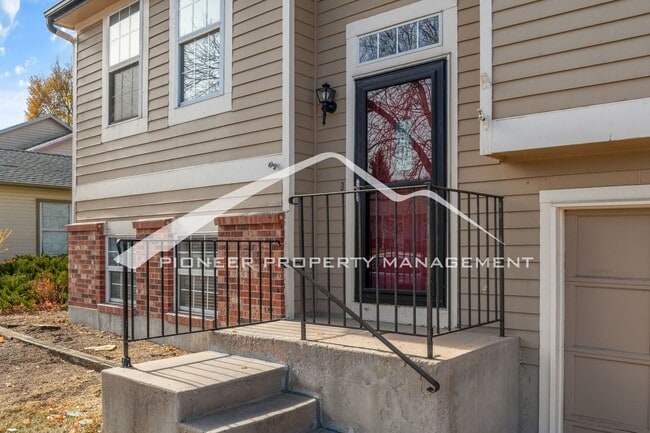 Building Photo - Huge Yard, Great Views, Perfect Location. ...