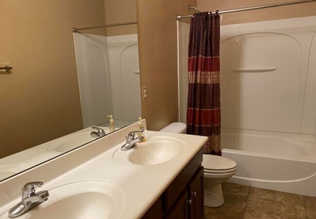 Building Photo - 3 Bedroom, 2 Bath Home Available 09/06/25!